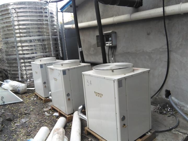 空氣能熱水器工程為什么要設置定溫度補水？